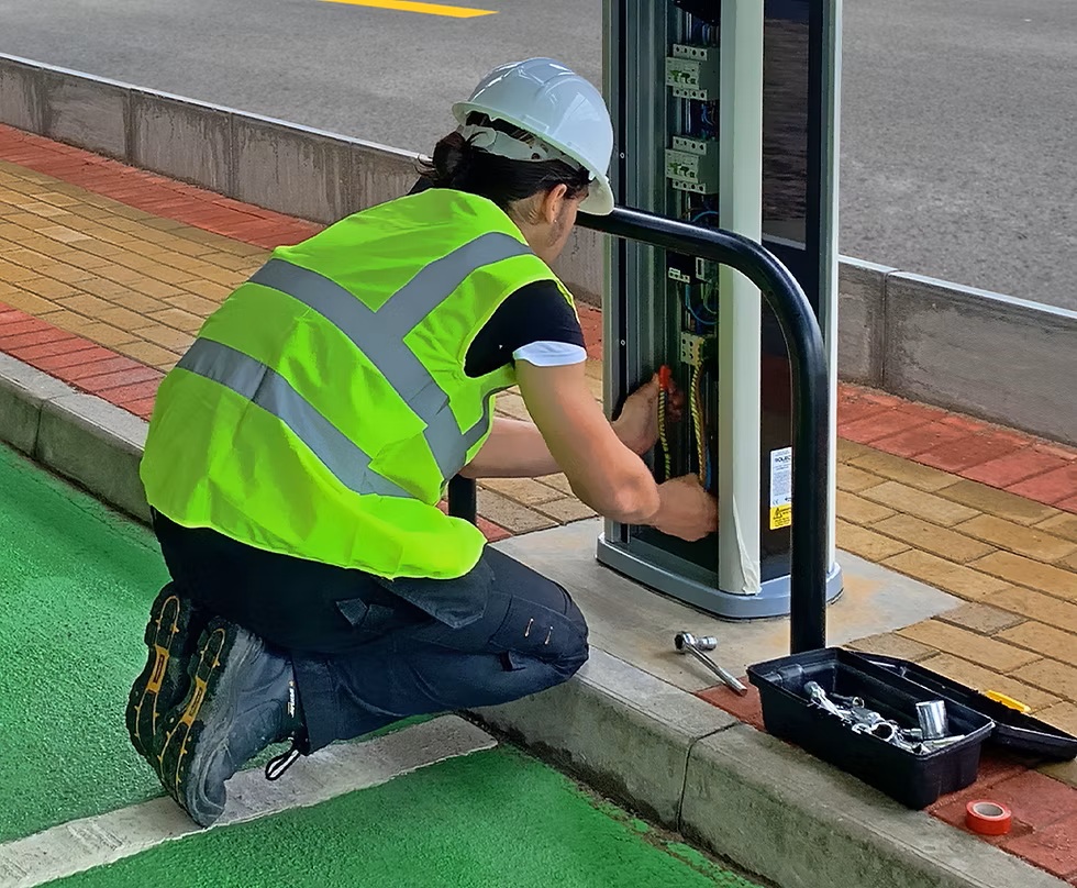 installatiemedewerker met rolec lader